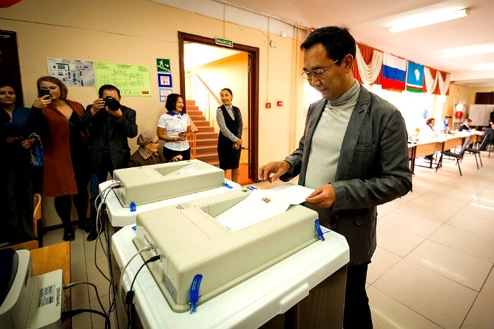 Глава города Айсен Николаев принял участие в голосовании