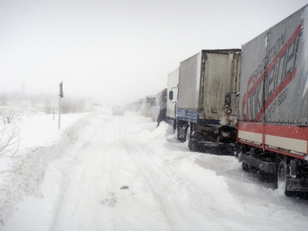 Снегопад парализовал движение на федеральной дороге от Магадана до Якутии