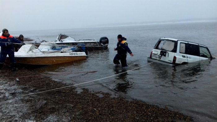 В Колымском улусе автомобиль съехал с пирса, утонули два пассажира