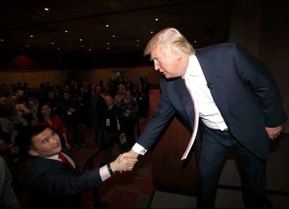 Фотофакт: якутянин пожал руку будущему президенту США