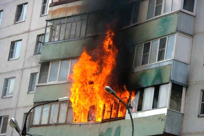Не осторожное курение привело к пожару на балконе многоэтажного дома