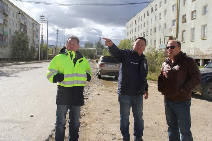 Глава Якутска проверил строительство дорог и социальных объектов