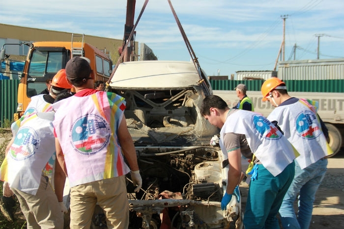 Медработники Якутска очистили территорию от мусора и заброшенной техники