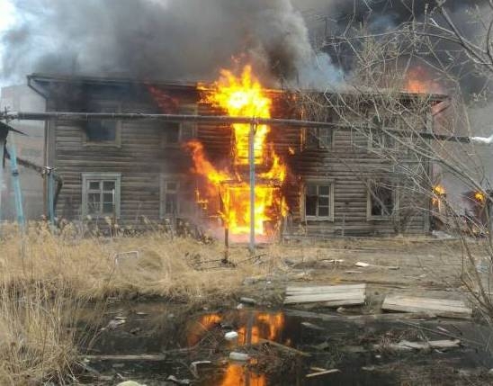 На улице Лермонтова в деревянном доме сгорели две квартиры