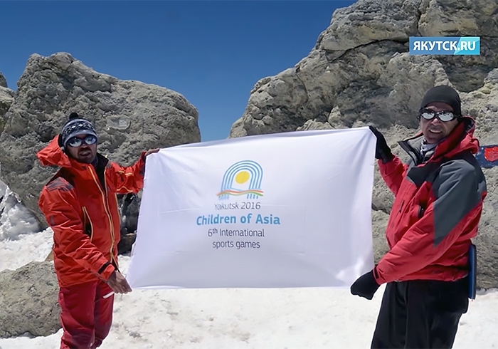 Якутские альпинисты подняли флаг игр «Дети Азии» на самом высоком вулкане Азии