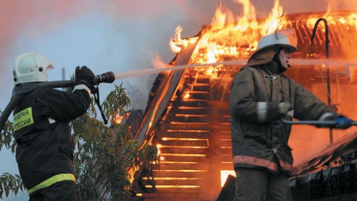 Частные постройки сгорели в Ленске и Депутатском