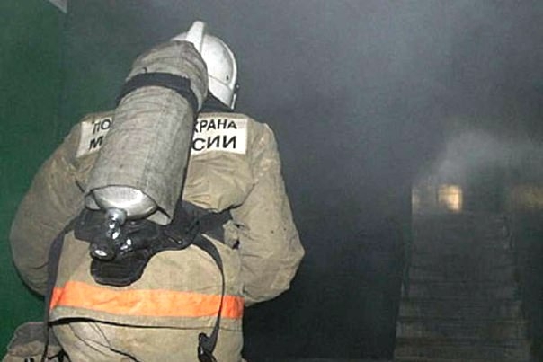 Пожарные ликвидировали возгорание в гараже и квартире в Мирном и Усть-Нере