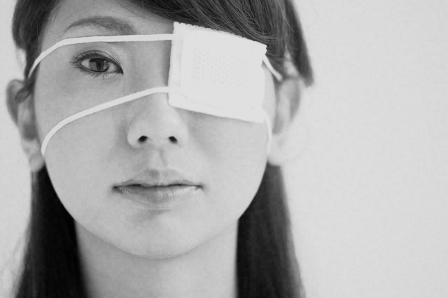 Женщина ослепла на один глаз после услуг косметолога «любителя»