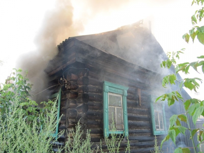Частный дом пострадал от огня в поселке Усть-Мая
