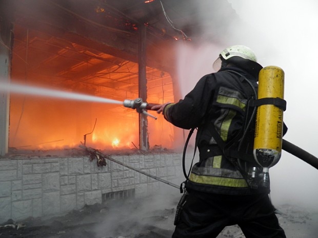 Замыкание проводки привело к возгоранию жилого дома в Ленске