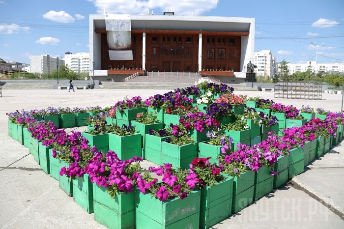 Год труда: в столице посажено уже более полумиллиона цветов