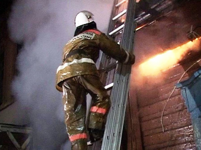 Пять человек спасли пожарные из горящего дома в Мирном