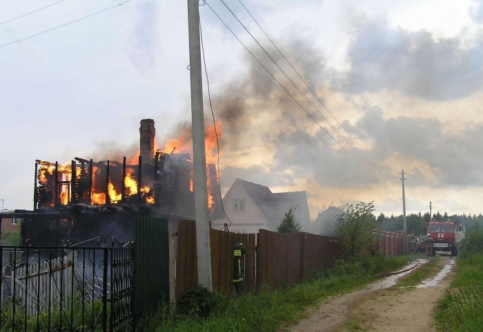 В Мирном пожарные спасли от огня дачные домики