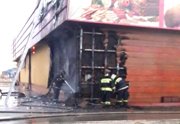 В Якутске от огня пострадало здание магазина