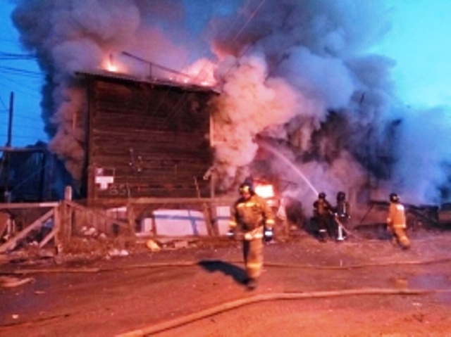 В Якутске ночью горел деревянный дом, есть пострадавшие