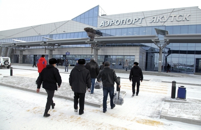 70 незаконных мигрантов выдворили приставы из Якутии