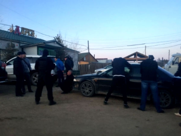 В Якутске задержали группу мужчин с оружием