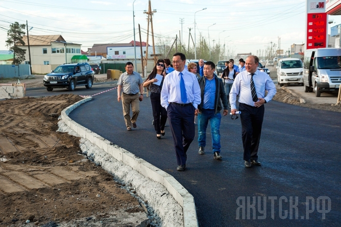 Глава города Якутска проверил ход реконструкции столичных дорог