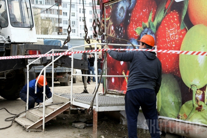 Городские власти вывезли незаконно установленный ларек «Овощи-фрукты»