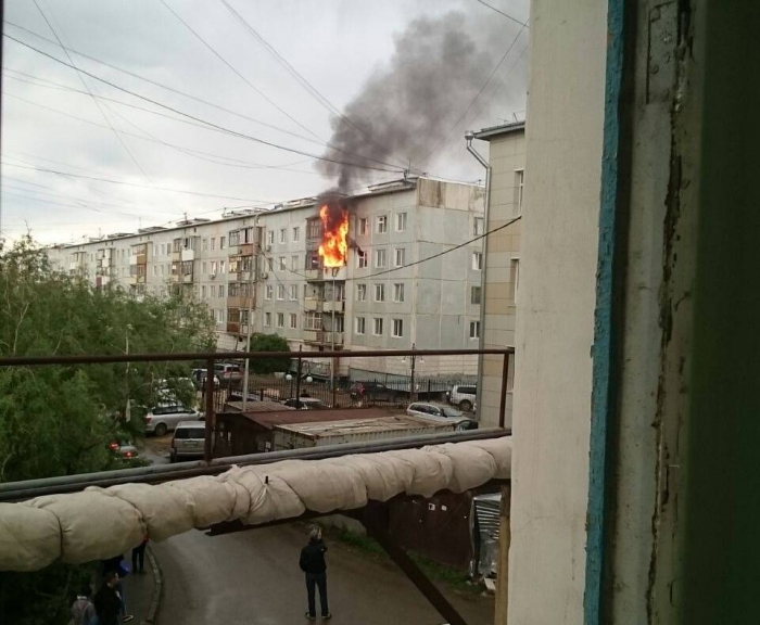 В Якутске сильный пожар охватил два этажа дома