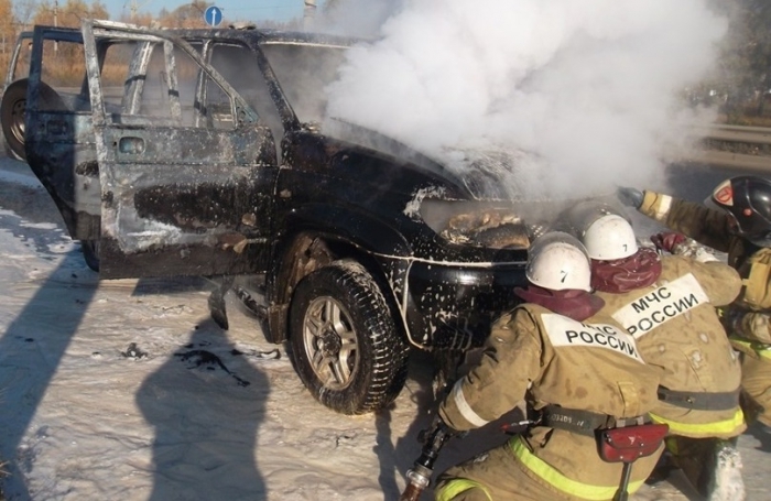 В Якутске сгорел автомобиль УАЗ