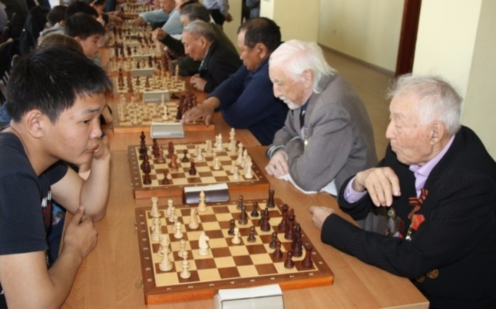 Студенты и ветераны сыграли в шахматы