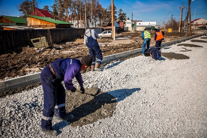 Легко и не принужденно ремонтируют дороги в Якутске