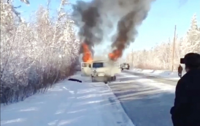 На трассе Намцы-Якутск сгорел автомобиль УАЗ