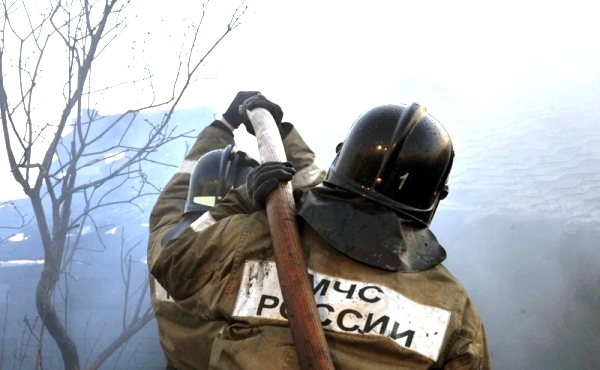 Семь человек эвакуировали из горящего жилого дома в Жиганске