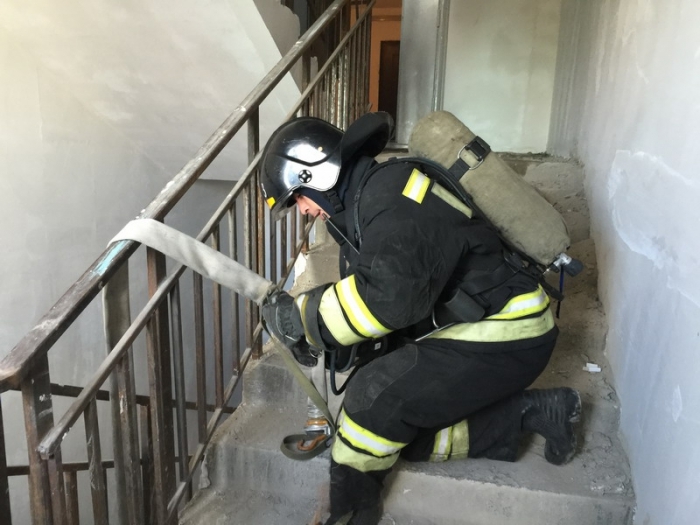 Пожарные эвакуировали двадцать человек из пятиэтажного дома в Якутске