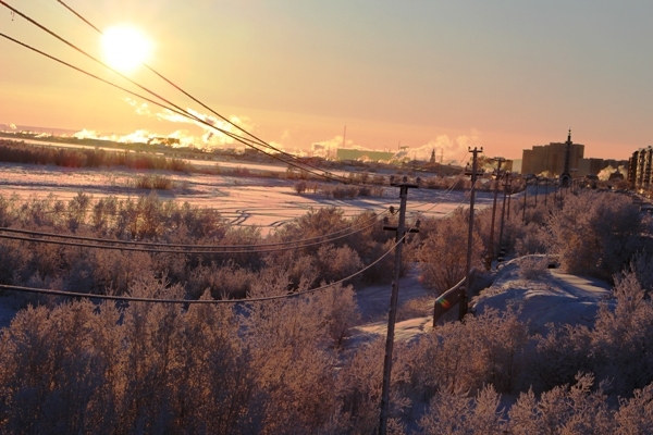 В Якутии ведется очистка проводов от  изморози