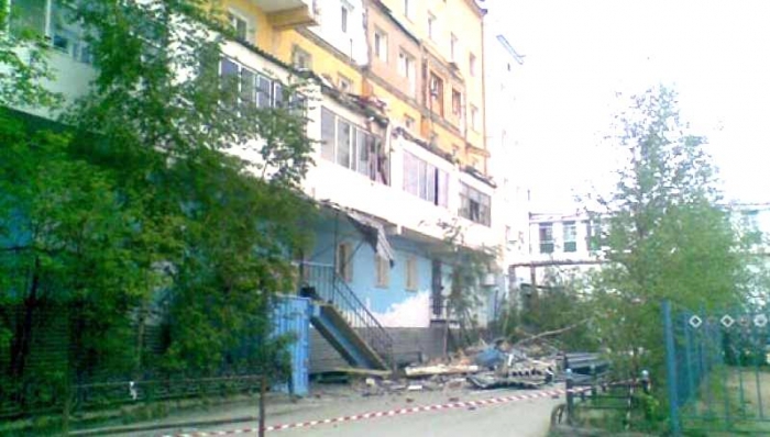 Прокуратура обязала завершить укрепление аварийных балконов жилого дома в Якутске