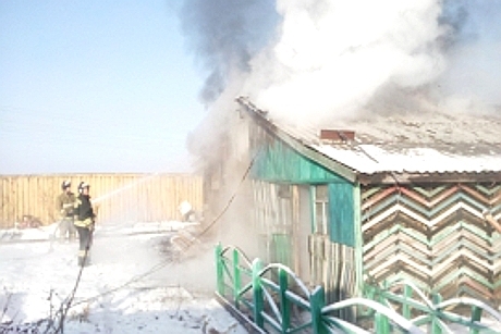 В селе Кобяй пожарные спасли от огня человека и частный дом