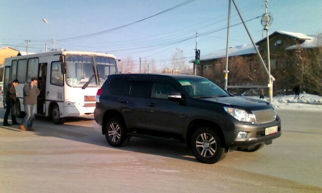 Водитель «Крузака» подрезал пассажирский автобус в Якутске