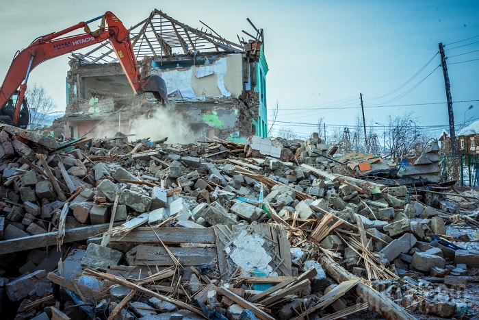 Снос аварийных зданий в Якутске идет ударными темпами