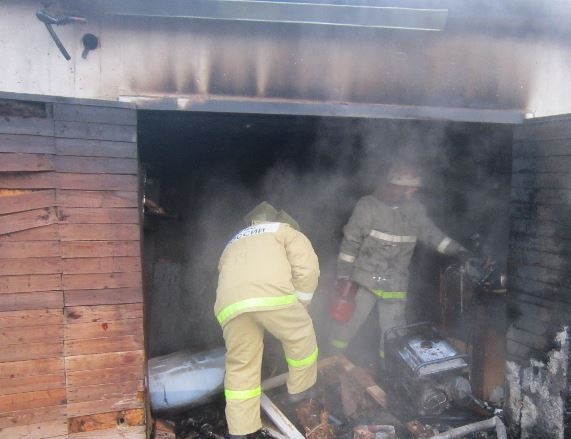В Якутске и Магане сгорели гаражи
