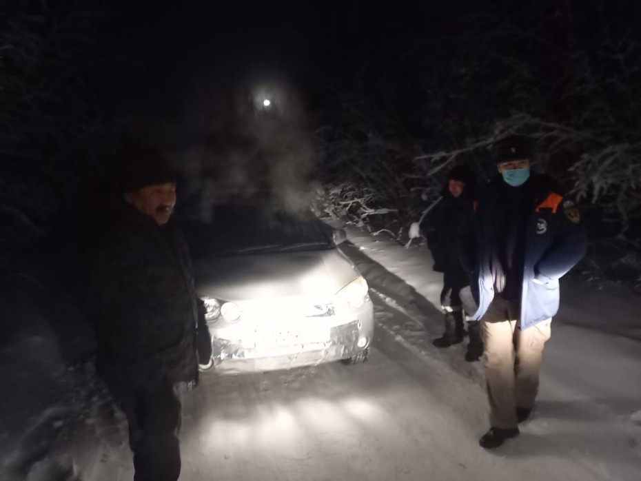 Спасатели эвакуировали замерзший автомобиль с пассажирами с автозимника в Якутии