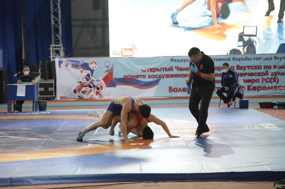 В Якутске проводится открытый чемпионат по вольной борьбе