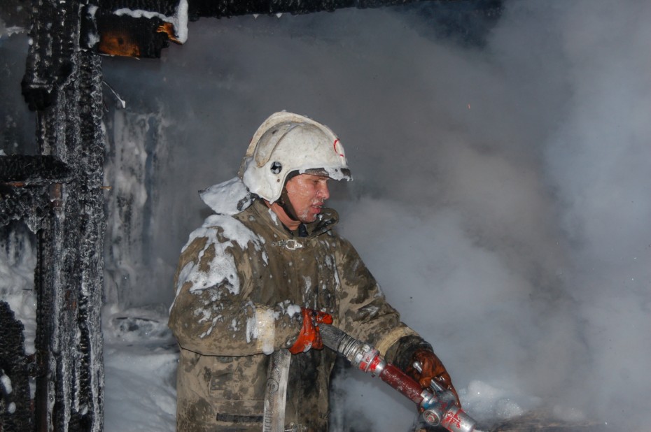 Один человек погиб и один пострадал при пожаре в многоквартирном доме в Якутске
