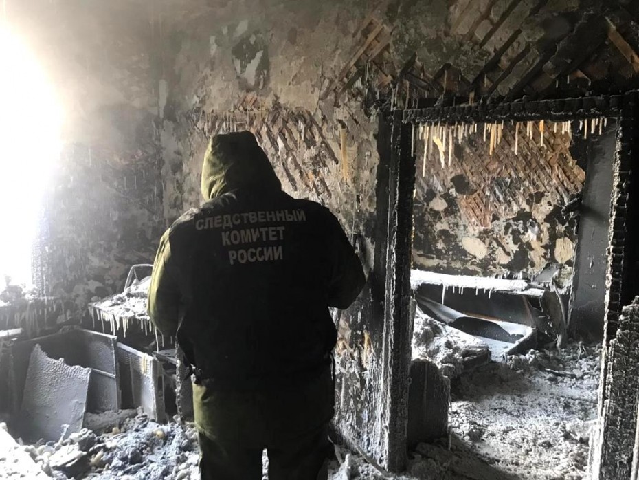 Следователи СКР устанавливают личность и обстоятельства гибели мужчины, тело которого обнаружено при тушении пожара в Якутске