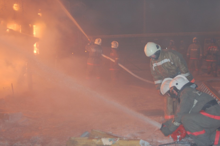 Дознаватели МЧС России устанавливают причины трагического пожара в Верхоянском районе