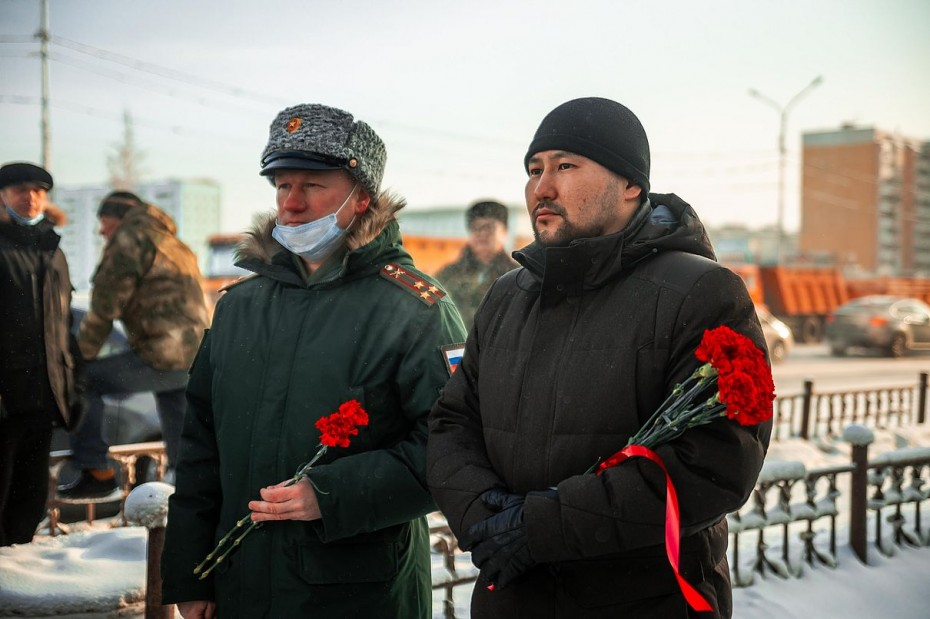 В Якутске возложили цветы к памятнику ветеранам боевых действий