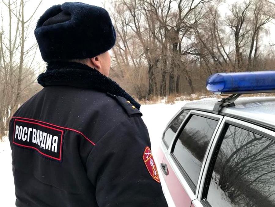 В Якутске росгвардейцы задержали наркопотребителей, проводится проверка