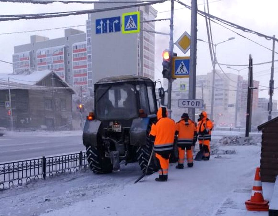 В Якутске продолжаются работы по уборке и вывозу снега с улиц города