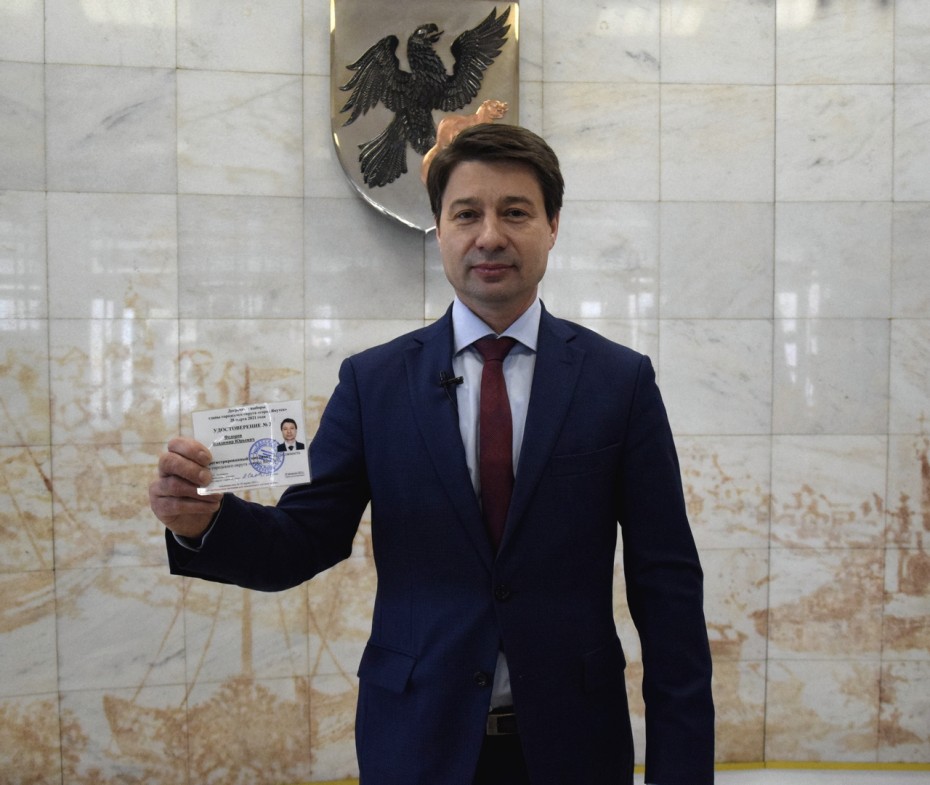 Нынче без сюрпризов: Владимир Федоров получил удостоверение кандидата в мэры Якутска