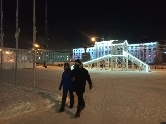 Видеофакт. В Якутске потеплело до -37. На площади Ленина играет классическая музыка. 
