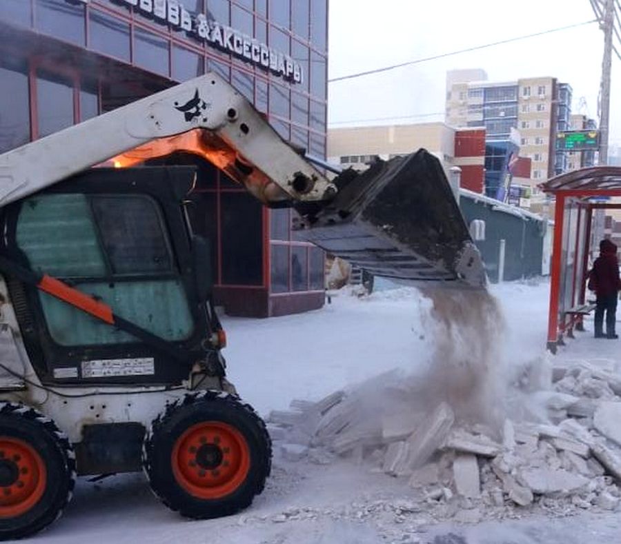 АО «Якутдорстрой» продолжает уборку и вывоз снега с улиц Якутска