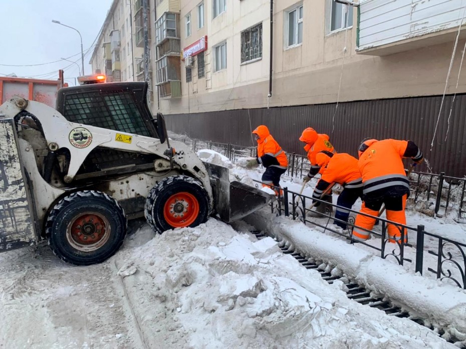 Дорожники продолжают плановую уборку и вывоз снега с улиц Якутска