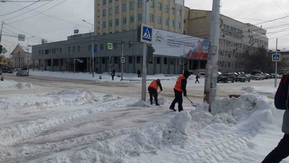 Более пяти тысяч кубометров снега ежедневно вывозят с улиц Якутска