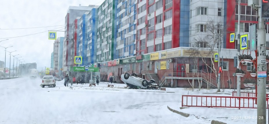 Фотофакт: Жертва весеннего гололеда на улице Дзержинского в Якутске